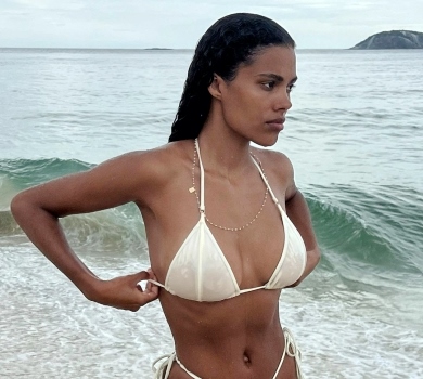 Кунакі у крихітному бікіні звабливо попозувала у хвилях