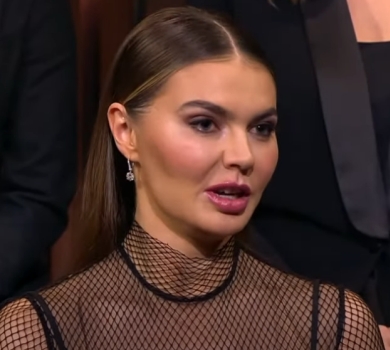 Рідкісний вихід: 38-річна Кабаєва у сукні з сіточкою показалася на телешоу Урганта 