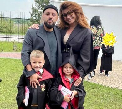 Наші чарівники: Monatik замилував ФОТО з випускного синочків