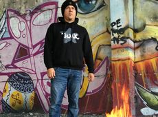 ТНМК зняли футбольних фанатів у пологовому будинку. ВІДЕО