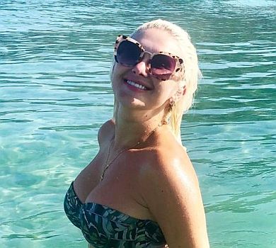 Бужинська в купальнику та чалмі посвітила тілом на грецькому пляжі 