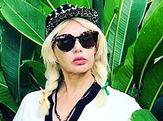 Вольнова у Камбоджі показалася в купальнику та без мейкапу