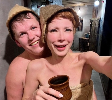 Лебідь у купальнику ефектно позувала в чані під карпатською ливнякою