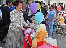 Дружина Януковича у костюмі зебри опинилася в пологовому