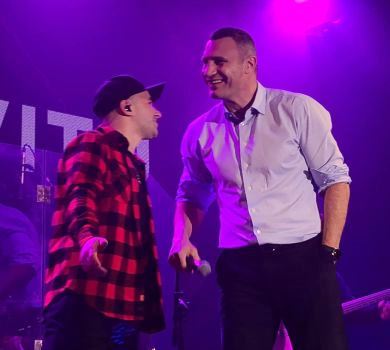 Як Віталій Кличко на столичній сцені про мера співав. ВІДЕО