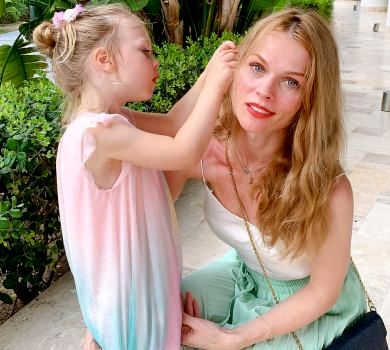 Фреймут на турецькому відпочинку показала ніжні світлини з чоловіком та донькою