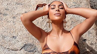 Кардашян у мікротрусиках сіла на кам'яні сходи