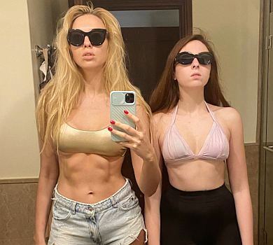 Полякова з донькою похизувалися фігурами на пляжному відпочинку