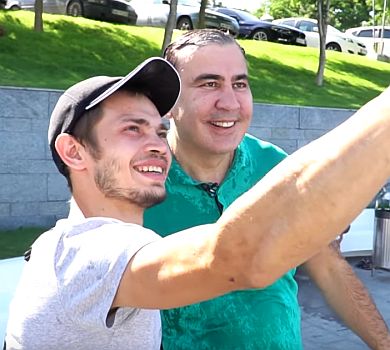 Саакашвілі в Одесі змок як Зеленський. ВІДЕО