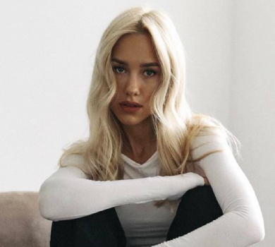 Топлес та в оверсайзі: Квіткова попозувала для атмосферних ч/б фото