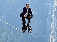 Я буду долго гнать велосипед: про пригоди Кличка на ровері малюють меми