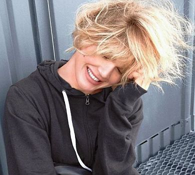 Зіанджа випнула пишні груди та зібралася філософствувати на YouTube