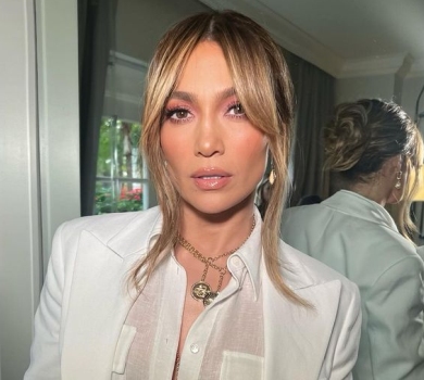 Монохром і золото: Лопес у елегантному луці покрасувалася на знімальному майданчику