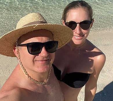 Осадча в купальнику пробіглася дубайським пляжем