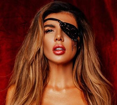 Сексі-піратка Седокова затягла груди ременями та закликала цінувати себе 