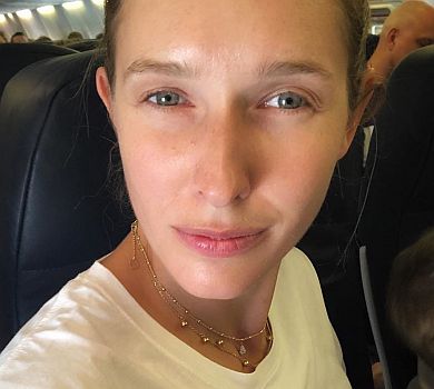 Осадча у чорно-білому купальнику поміркувала про літо і вибори. ФОТО 