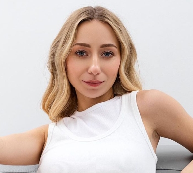 Жінка Павліка на дивані побачила себе іншою в білому спідньому