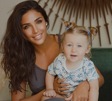 Дімопулос у Танзанії помилувалася фермеркою зі своїми віями