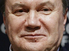 Януковича в касці посадили на шаблю. ФОТО