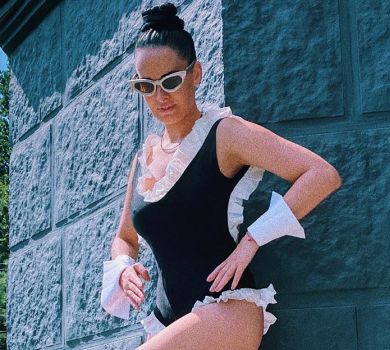  Астаф’єва в кокетливому купальнику з рюшами посвітила апетитними стегнами 