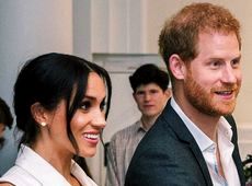 Справжня сучасна принцеса: Маркл у Новій Зеландії вигуляла ефектне плаття-смокінг