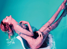 Бушміна еротично запакувалась у целофан. ФОТО