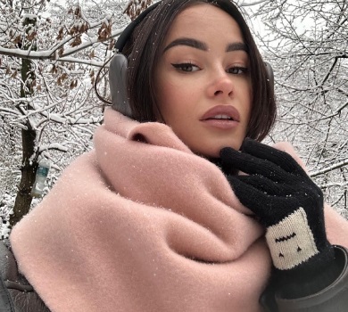 Парфільєва в багатошаровому аутфіті висолопила язика під снігопадом. ФОТО