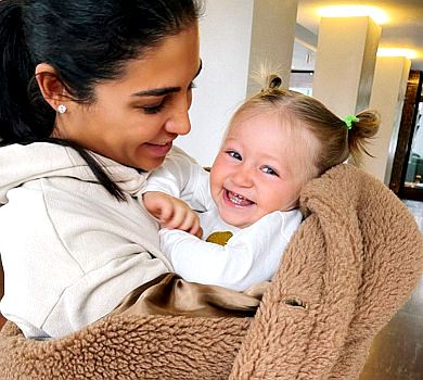 Дімопулос назвала принципи виховання 1,5-річної доньки: Вона вчиться бути жінкою від мене