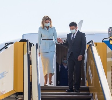 Перша леді прилетіла у Відень в небесно-блакитному костюмі від українки 