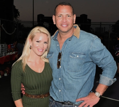 Уже забув про Джей Ло: Алекс Родрігес затусив із новою м'язистою подружкою і доньками. ФОТО