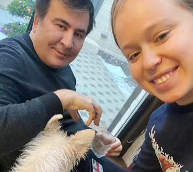 Із песиком та в соняхах: Ясько показала домашні моменти з Саакашвілі. ФОТО