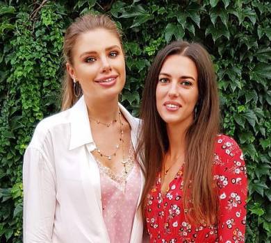 Дочки Деркача в халатах і рушниках похвалилися сімейним відпочинком 