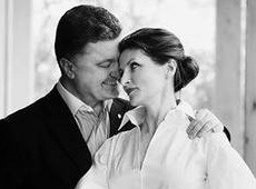 Дружина Порошенка полюбляє чорно-біле та носить міні. ФОТО 