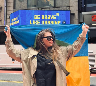 Заріцька з прапором у руках показала місто, в якому знайшла сили під час окупації її дому