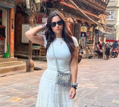 Дочка мера Філатова вигуляла романтичну спідницю в Катманду. ФОТО