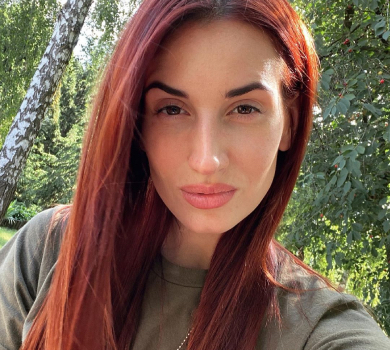 Витерла свої берці: Саша Бо відповіла снайперці Емеральд, яка присоромила блогерів за мовчання про війну