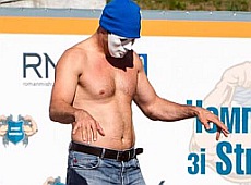 Мер Кличко у масці посвітив голим торсом на вуличному чемпіонаті. ВІДЕО