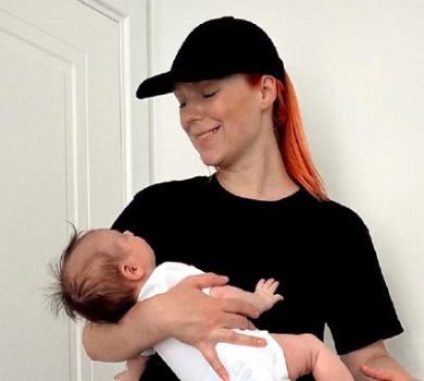 Тарабарова з 2-місячною дочкою на руках засвітила ніжки в чорному міні