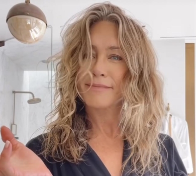 Еністон у халатику продемонструвала укладку волосся