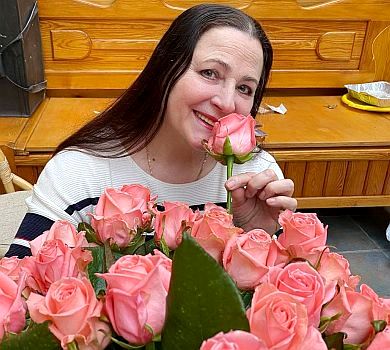 Молодіє коло онучки: 72-річна Ніна Матвієнко в білій сукні жваво пробіглася пляжем. ВІДЕО 