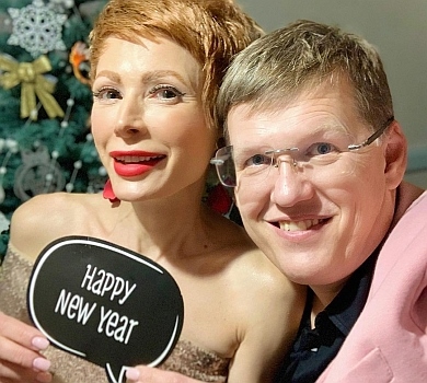 Святковий лук дня: Лебідь у зухвалому боді позує на засніженому балконі. ФОТО 