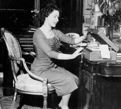 Палац фотографією юної Єлизавети ІІ оголосив про закінчення періоду жалоби