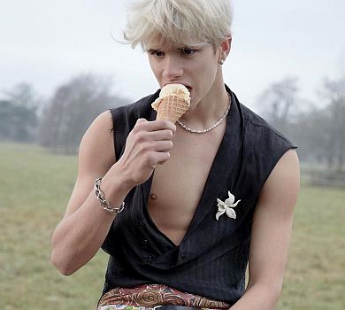 Із голим животом та в сережках: 18-річний син Бекхемів дебютував у Vogue