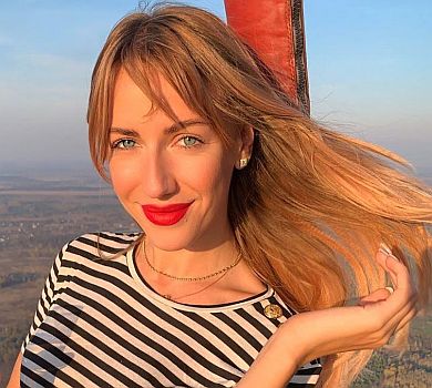 Танці на столі та цілунок Полякової: Нікітюк гучно відзначила 32-річчя