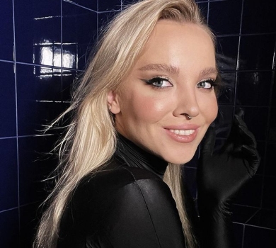 Колишня дружина Цимбалюка на тлі кахлів уявила себе жінкою-кішкою