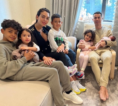 Наречена Роналду поділилася фото їхньої молодшої доньки та оголосила її ім'я