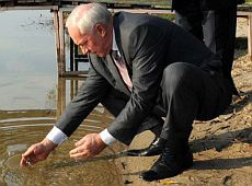 Азаров ледь не втопився після випускного