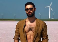 Козловський в трусах посеред багнюки порівняв себе з Ріанною. ФОТО 