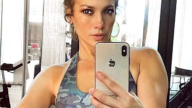 Не гаяла часу на карантині: Лопес засвітила м'язисті руки та прес