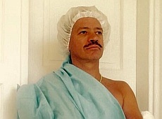 Чічкан показав себе в гіпсі та в лікарняному прикиді без трусів. ФОТО